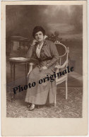 Carte Photo Originale Prise De Vue Studio - 1917 - Jeune Femme élégante Avec Belle Robe Belles Chaussures - Ancianas (antes De 1900)