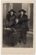 Carte Photo Originale Studio Années 1900 - 3 Jeunes Femmes élégantes Beau Chapeau Manteau Belle Robe Belles Chaussures - Ancianas (antes De 1900)