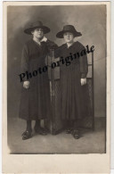 Carte Photo Originale Studio Années 1900 - 2 Jeunes Femmes élégantes Avec Beau Chapeau Belle Robe Belles Chaussures - Anonymous Persons