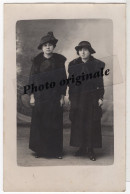 Carte Photo Originale Studio Années 1900 - 2 Jeunes Femmes élégantes Beau Chapeau Manteau Belle Robe Belles Chaussures - Personas Anónimos