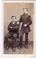 Photo CDV D'un Sous-officier Francais Avec Une Jeune Homme Posant Dans Un Studio Photo A Nancy Avant 1900 - Anciennes (Av. 1900)