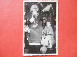 Carte Photo Du Père NOEL - Enfant Avec Une Mini VESPA - Scooter - 1953 - Jouet - Manège - Autres & Non Classés