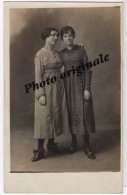 Carte Photo Originale Prise De Vue Studio Années 1900 - 2 Jeunes Femmes élégantes Avec Belle Robe Belles Chaussures - Personas Anónimos