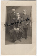 Carte Photo Originale Prise De Vue Studio Années 1900 - 3 Jeunes Hommes élégants Avec Belle Veste Belles Chaussures - Personas Anónimos