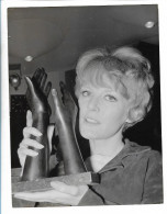 C6192/ Petula Clark With Bravo Award Pressefoto Foto 24 X 18 Cm 1965 - Other & Unclassified