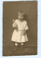 Y7746/ Kleines Mädchen Mit Puppe Privat Foto AK Ca.1925 - Spielzeug & Spiele