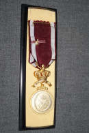 Belle Décoration,ordre De La Couronne,médaille D'or,voir Photos Pour Collection - Bélgica