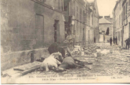 CPA - SOISSONS (1914) UNE RUE APRES LE BOMBARDEMENT - Soissons