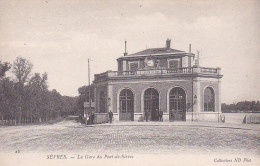 La Gare : Vue Extérieure - Sevres