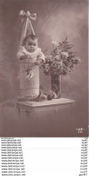 CPA   ENFANTS.  Bébé Suspendu, Fleurs En Vase  ...T482 - Scènes & Paysages