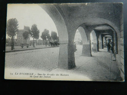 LA ROCHELLE                           SOUS LES ARCADES DES MAISONS DU QUAI  DES DAMES - La Rochelle