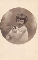 24-5189 :  CARTE-PHOTO. FILLETTE AVEC UN CHAT - Gatti