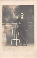 24-5190 :  CARTE-PHOTO. JEUNE HOMME PHOTOGRAPHIE PAR  BOURRY A MONTLUCON - Montlucon