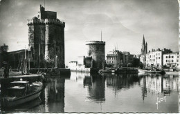 CPSM - LA ROCHELLE - ENTREE DU PORT ET TOURS SAINT-NICOLAS, DE LA CHAINE ET DE LA LANTERNE - La Rochelle