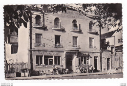 36 CHATEAUROUX N°6085 Hôtel VOLTAIRE En 1961 Restaurant Café Clients En Terrasse PUB Sur Porte à Droite Femme Au Balcon - Chateauroux
