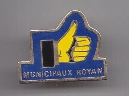 Pin's Municipaux  Royan En Charente Maritime Dpt 17  Réf 6426 - Cities