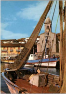 PORT VENDRES.   Un Coin Du Port, L'église.     -   Non Circulée.     Bateaux De Pêche - Port Vendres