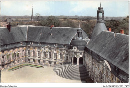 AASP8-0702 - SAINT-FARGEAU - La Cour D'honneur Et La Chapelle Du Chateau - Saint Fargeau