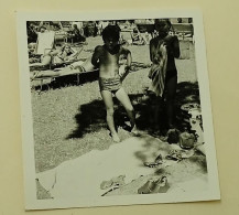 Toweling Off On The Beach After Swimming - Anonieme Personen