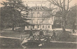 FONTENAY LE COMTE : L'HOTEL DE VILLE ET LE JARDIN PUBLIC - Fontenay Le Comte