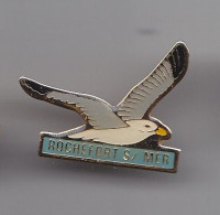 Pin's Rochefort Sur Mer En Charente Maritime Dpt 17 Mouette Oiseau Réf 5604 - Steden