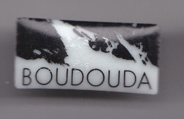 Pin's En Porcelaine Thosca Limoges Boudouda Réf 7364JL - Autres & Non Classés