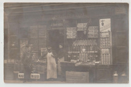 CARTE PHOTO - DEVANTURE D'UN MAGAZIN DE COMESTIBLES " J. BOUVIER "  BOUILLONS MAGGI - BIDONS DE LAITERIE - LAIT - VIN Zz - To Identify