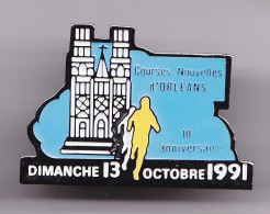 Pin's Médias Courses Nouvelles Orléans 10 ème Anniversaire Dimanche 13 Octobre 1991 Courses à Pied Dpt 45  Réf 7316JL - Andere & Zonder Classificatie