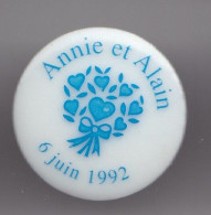 Pin's En Porcelaine Thoscas Limoges Annie Et Alain 6 Juin 1992 Bouquet De Fleurs Avec Coeurs  Réf 7667JL - Otros & Sin Clasificación