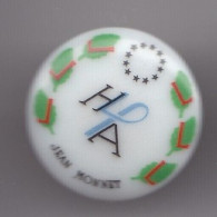 Pin's En Porcelaine H A Jean Monnet Réf 7655JL - Autres & Non Classés