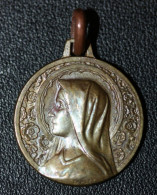 Beau Pendentif Médaille Religieuse Bronze Art Nouveau (vers 1900) "Vierge Marie" Graveur: Tarlet - Godsdienst & Esoterisme