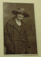 A Girl With A Hat As A Nice Fashion Detail - Old Photo - Personas Anónimos