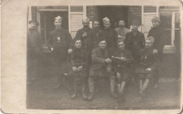 CPA Groupe De Soldats, Bouteille De Vin, Forme D'écusson à La Boutonnière - Characters