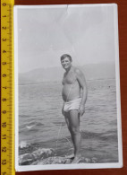 #14  Man On Vacation - On The Beach In A Bathing Suit / Homme En Vacances - Sur La Plage En Maillot De Bain - Personas Anónimos