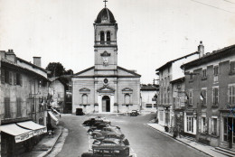 (01) MONTMERLE Place église Pompe à Essence Esso Garage Taxi Coiffeur  Article Peche Voiture Autos  Car 1966 (Ain) (BC) - Non Classés