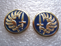 2 INSIGNES DE COL ARMEE FRANCAISE TAP PARACHUTISTES METRO FAB. CHOLET   ARTICLES NEUF - Army