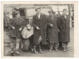 Photo Ancienne, Beau Jeune Homme Pimpant Chauffeur De Camion En Long Manteau Et Bottes Boueuses, Vers 1945 - Automobiles