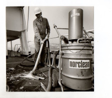C1529/ Norclean Schiffsreinigung An Deck Besatzung Foto Ca. 1965 18 X 17 Cm - Commercio