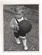 F6172/ Kind Kleiner Junge Mit Fußball Foto Ca.1955-50  24 X 18 Cm - Non Classificati