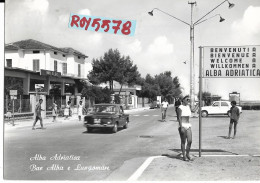 Abruzzo-teramo-alba Adriatica Lungomare Anni 60 Animata Veduta Bar Alba Case Auto Epoca Persone Loco Benvenuti Ad Alba - Otros & Sin Clasificación