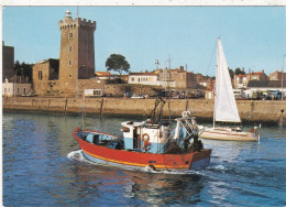 85.  LES SABLES D'OLONNE .CPA. LE CHENAL.BATEAUX SORTANT DU PORT. LA CHAUME. TOUR D'ARUNDEL. JOUR DE MARCHE. - Sables D'Olonne