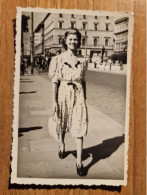 19341.   Fotografia D'epoca Donna A Passeggio In Luogo Da Identificare Aa '40 Roma.? - 8,5x5,5 - Personnes Anonymes