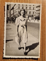 19341.   Fotografia D'epoca Donna A Passeggio In Luogo Da Identificare Aa '40 Roma.? - 8,5x5,5 - Personas Anónimos