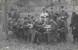 CPA - CARTE PHOTO- Groupe De Gendarmes, Le  Fraterniser - Polizia – Gendarmeria