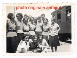 Photo Ancienne - Groupe De Femmes Yougoslaves Sokol à La Gare De Graz Au Retour De Prague, 8 Juillet 1932 - Treinen