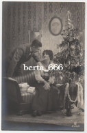 Photo CPA Romantic Couple By The Christmas Tree Real Photo - Coppie