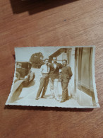 561 // PHOTO ANCIENNE JEUNES HOMMES, Voitures Anciennes 8 X 11 CMS - Anonymous Persons