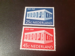 TIMBRES   PAYS-BAS  ANNEE 1969   N  893 / 894   COTE  2,50  EUROS   NEUFS  LUXE** - Nuovi