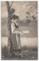 Photo CPA Jeune Femme * Young Lady Standing By A Tree Real Photo - Vrouwen