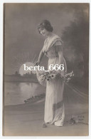 Photo CPA Femme Avec Des Fleures * Lady With Flowers By A Lake Real Photo - Femmes